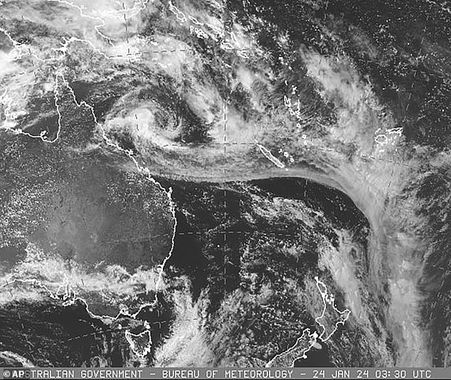 Weather tracker: Tropical Cyclone Kirrily brings 170km/h gusts to Queensland