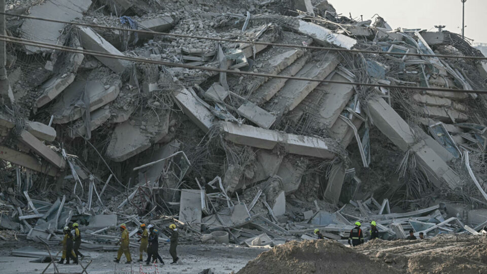 Myanmar earthquake: death toll rises to more than 1,000 as search for survivors continues