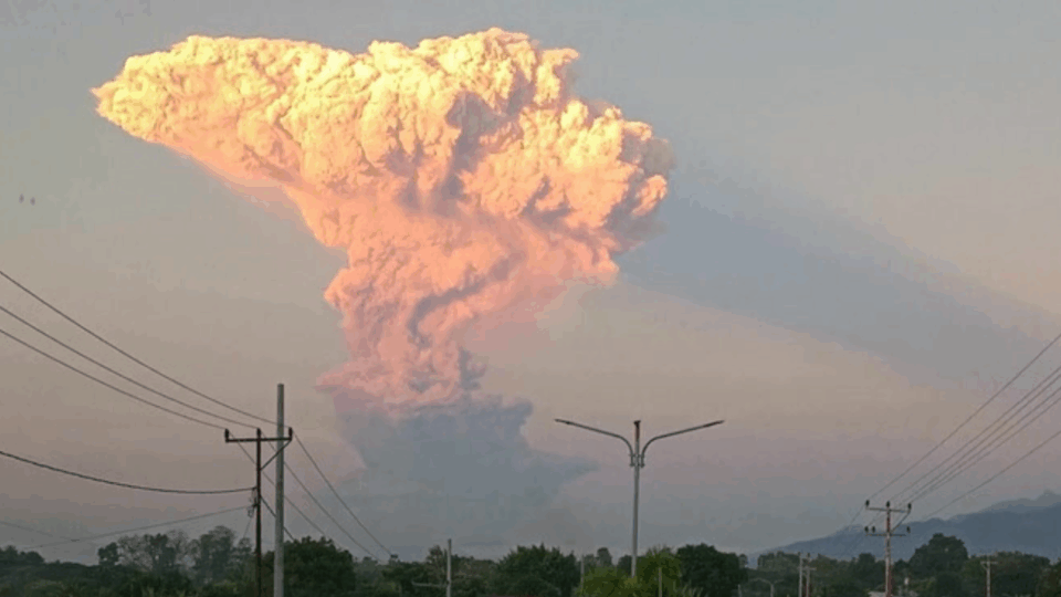 Bali flights cancelled after Indonesian volcano spews 10km-high ash tower