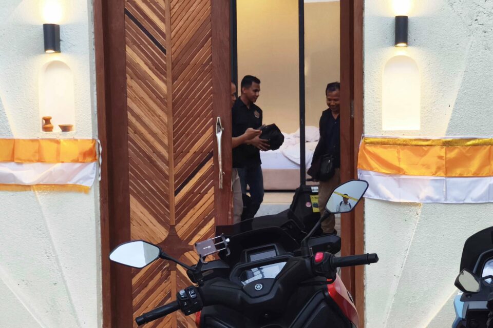 Indonesian police hunt for two Australians after Melbourne man shot and killed in Bali